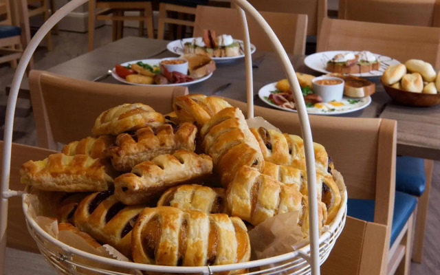 Waterloo Hub Hotel & Suites