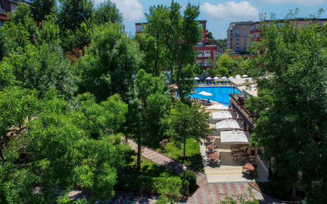 Mirena Rose Garden Family Studio