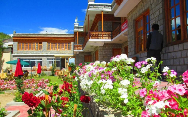 Hotel Charu Palace