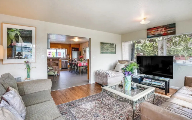 Pet-friendly Apartment: 1 Mi to Lake Merritt!