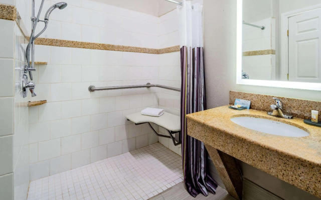 Holiday Inn Express & Suites Oswego by IHG