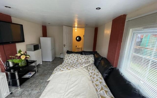 A Furnished Ensuite Apartment for Rent in Patchway