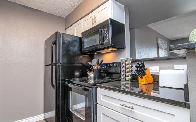 Midland Condo With Pool