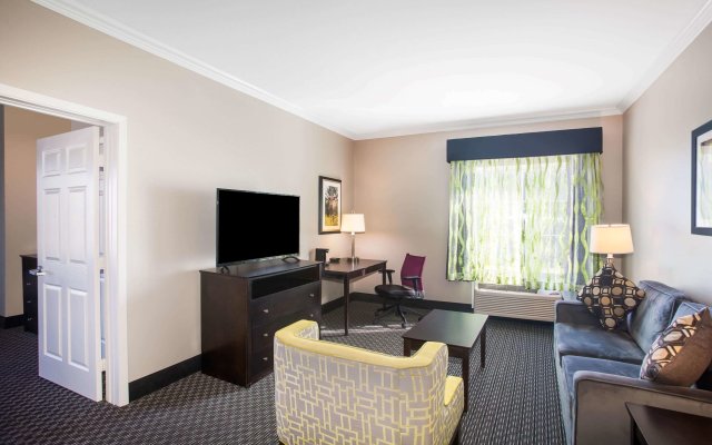 La Quinta Inn & Suites by Wyndham Columbus TX