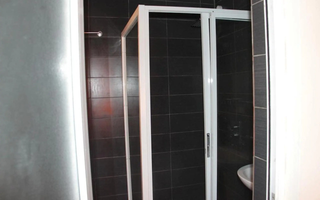 Lakeem Suites Adebola