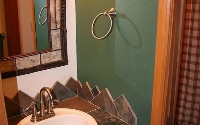 Lazy R Cottages: 17 2 Bedroom Cabin