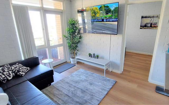 Sky High on Arundel - central Fremantle apartment