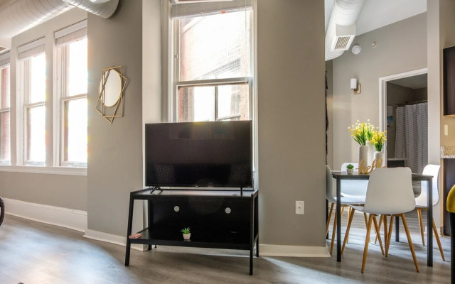 Large 2BR Apt Near Perk Plaza