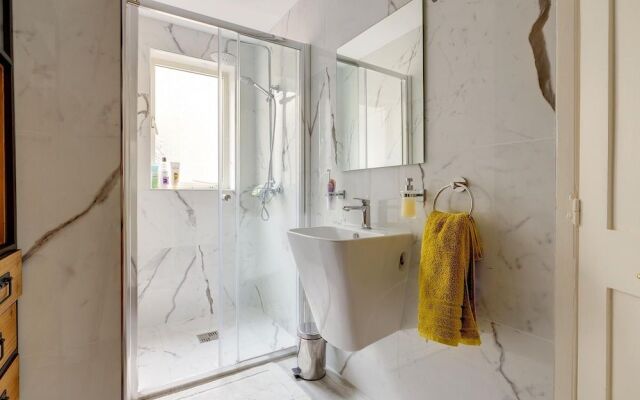 Stylish Apartment Steps From the Capital