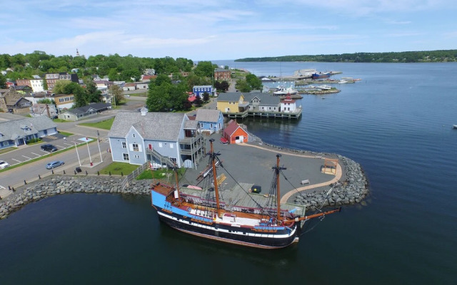 The Lionstone Inn Motel and Cottages