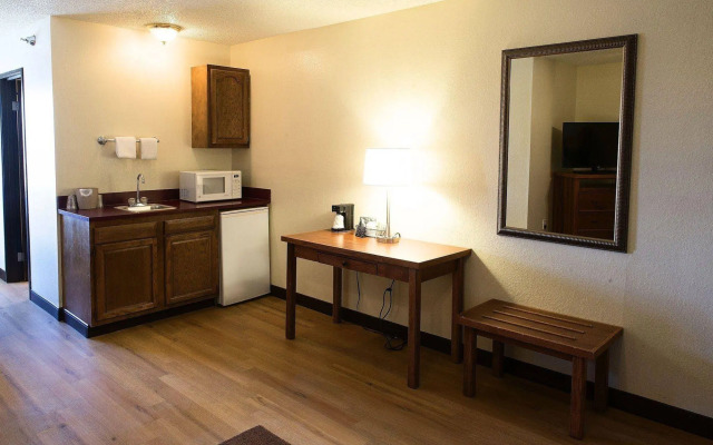 Red Roof Inn & Suites Omaha - Council Bluffs