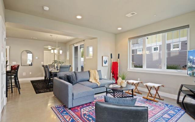 Quiet Urban Community – Designer Home W/ Hot Tub!