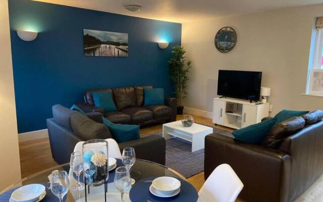 Sapphire - 3 Bedroom House Sleeps 7 with Parking.