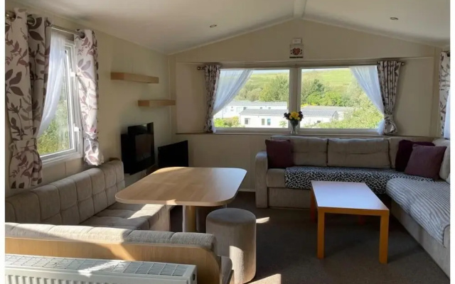 Caravan - Sleeps 6 & Parking