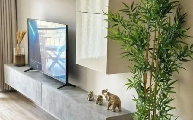 Modern 3BR Apt With Large Balcony