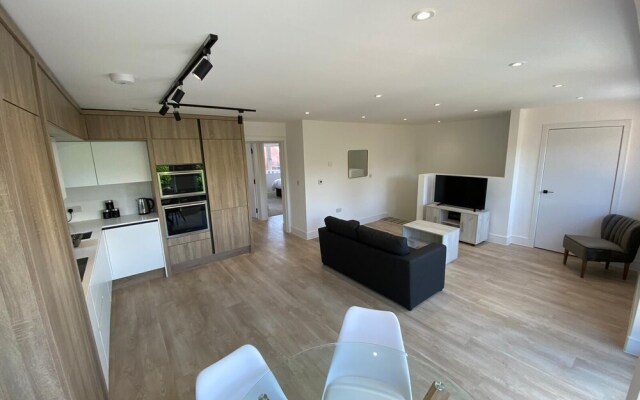 Stylish 2 Bed Flat with Parking