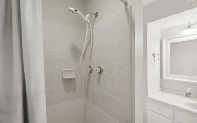Steps to The Beach - 3BR Ocean View