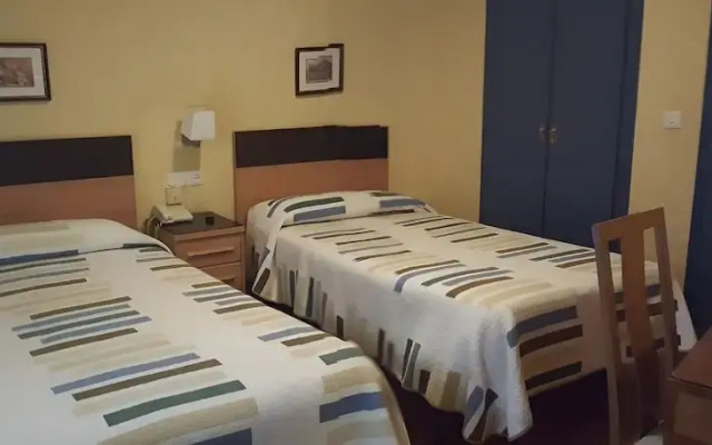 Hostal Guzman El Bueno by gaiarooms