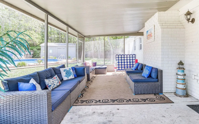 Charming Pensacola Home w/ Screened Lanai & Grill!