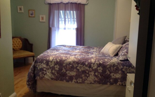 Maple Tourist Home Bed & Breakfast