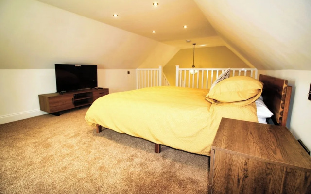 Berwick - Very High End - Sleeps 4 -By The Station