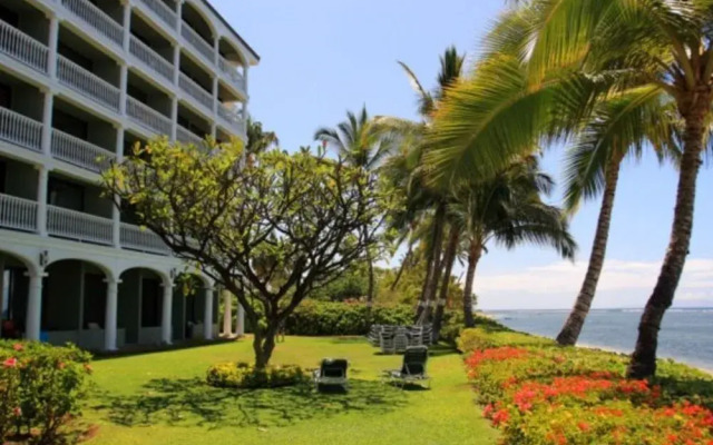 Lahaina Shores #522 Studio Bedroom Condo by RedAwning
