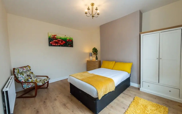 Captivating 5-bed House in Liverpool With Parking