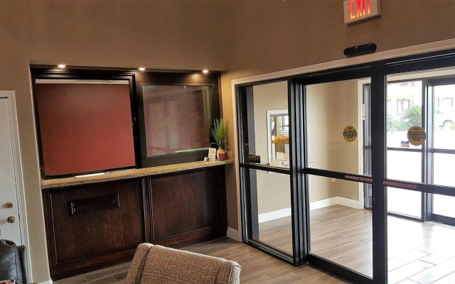 Red Roof Inn & Suites Houston - Humble/IAH Airport