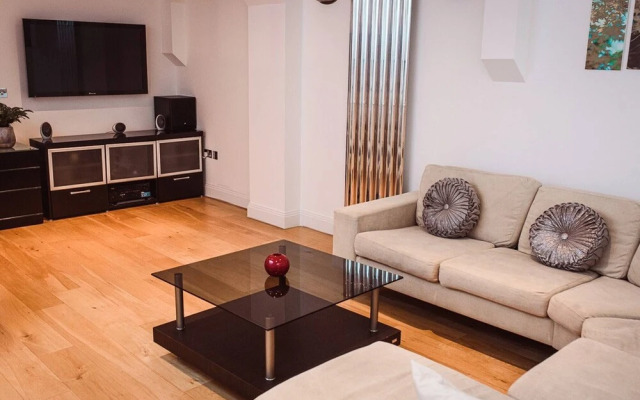 Luxurious 3 Bed Triplex Apartment - 3 Bath