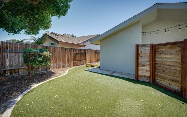 Bakersfield Oasis: Private Pool, Hot Tub & Patio!