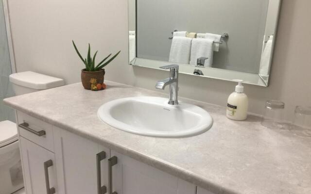 Charming, Comfortable Apartment in Pickering