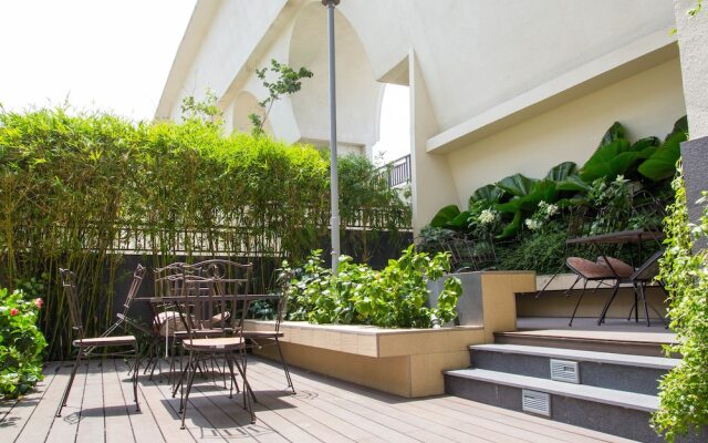 Ami Splendid Rooftop Pool