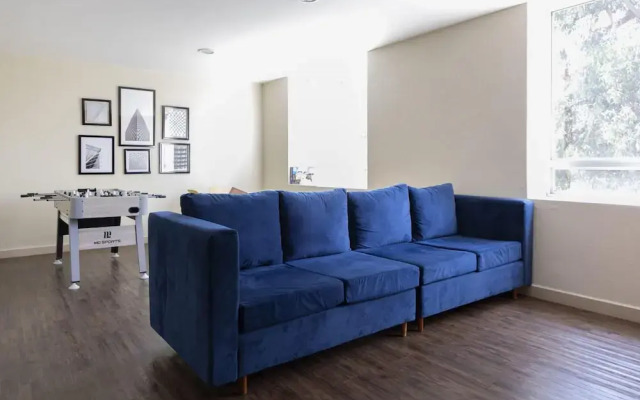 Spacious Apartment Near Hospitals Universities Malls and Park