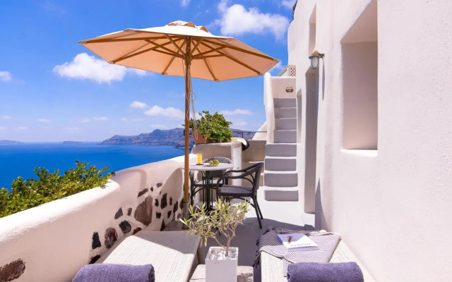 Pezoules of Oia
