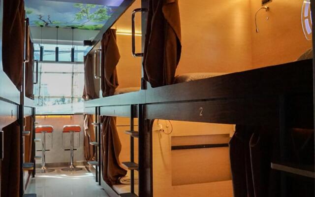 SNOOZE Capsule Hotel
