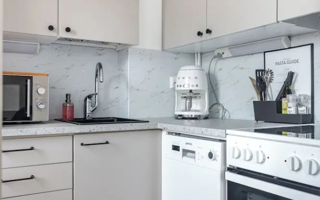 Bright & Cozy, Renovated Studio in the Center