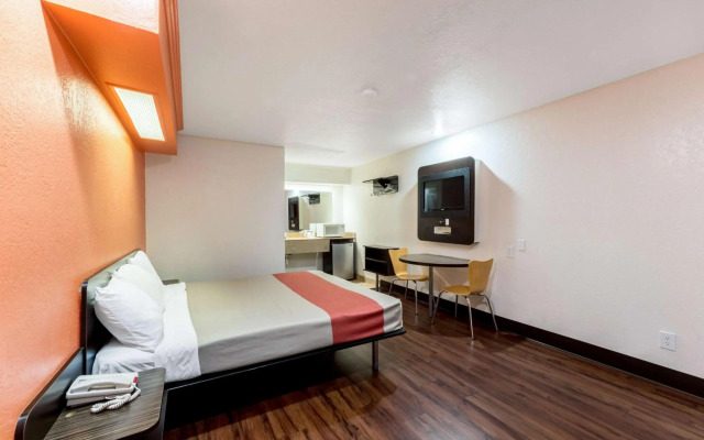 Motel 6 San Antonio, Tx - Frost Bank Center