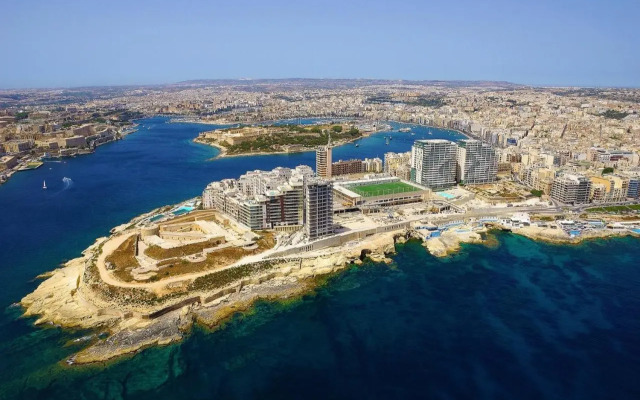 Seaside Bliss - 3BR Holiday Apartment Sliema