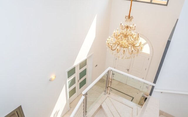 5BR Beach & pool villa in Palm