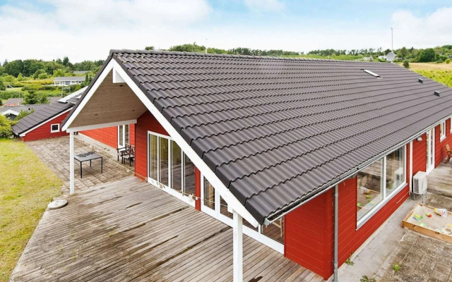 Rustic Holiday Home in Ebeltoft with Hot Tub