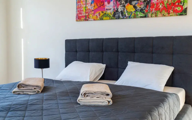 Rochus Stylish Stays