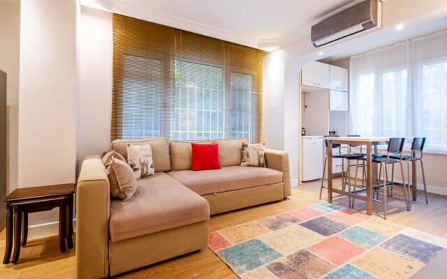 Vibrant Flat Close to Zorlu Center With Backyard