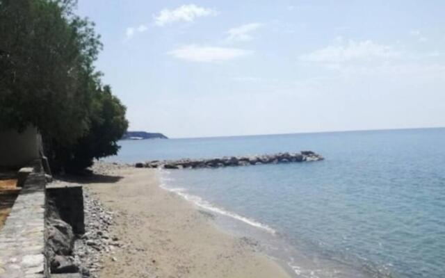 Beachfront apartment in keratokampos