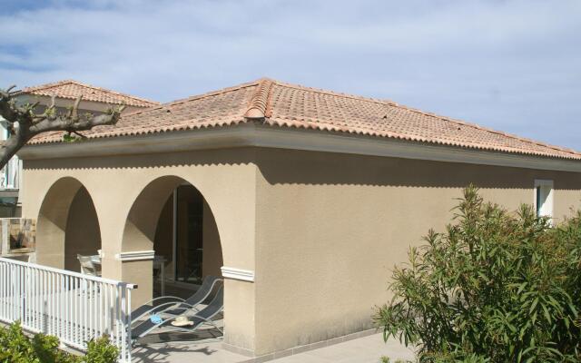 Spacious house, 100m from the beach, swimming pool.
