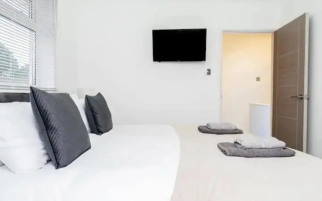 Private Gated Modern Home in Southampton - Estwood