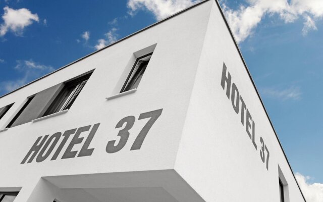 Hotel 37