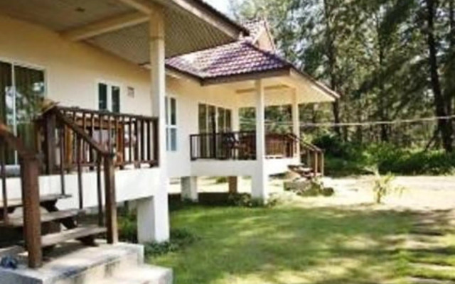 Pranee Beach Bungalows