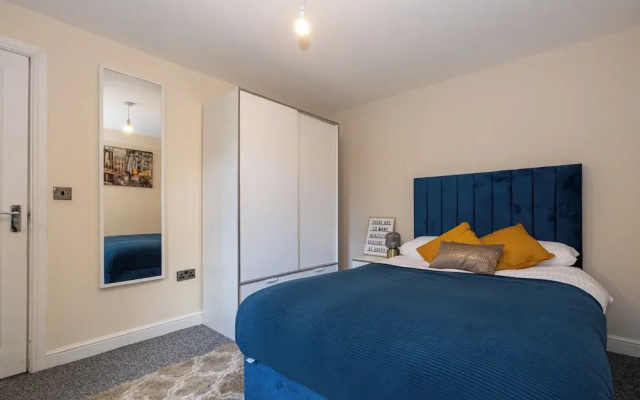 Stunning 3 Bedroom Home in Newcastle-under-lyme With Garden