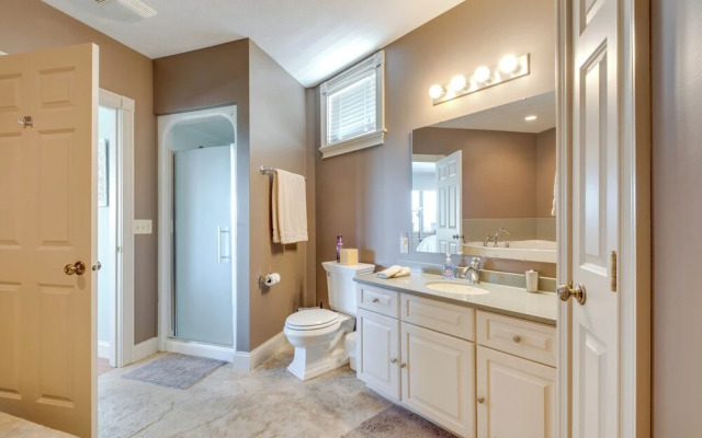 4 Mi to German Village: Studio w/ Hot Tub!