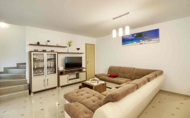 Luxury Villa Olivia with pool , 200m from the beach